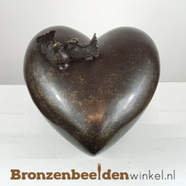 Bronzen asbeeld hart met tortelduifjes BBW0551br