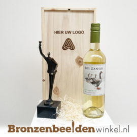 Geschenkkist met beeldje en witte wijn