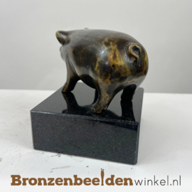 Dierenbeeldje ''Varkentje op sokkel'' BBW881328br