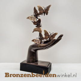 Beeld hand met vlinders BBW10001