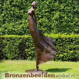 Groot beeld "De zwierige vrouw" BBW47336