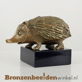 Egel beeldje op sokkel BBW37282