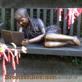 Liggende lezende jongedame als tuinbeeld BBW961