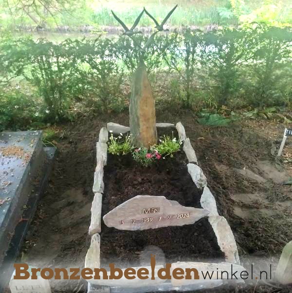 Grafsteen alternatief leisteen zuil en omranding en bronzen ganzen BBW80026