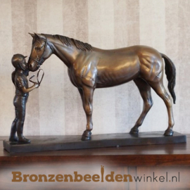 Bronzen beeldje paard met verzorgster BBW1018br