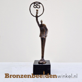 TOP 85 jaar vrouw cadeau "Het glas heffen met jaartal 85"