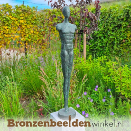 Beeld man voor in de tuin in groen gepatineerd brons BBW91248br