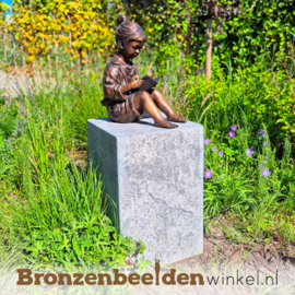 Tuinbeeld kind lezend in boek BBW1441br