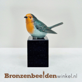 Roodborstje cadeau op sokkel BBW85449os
