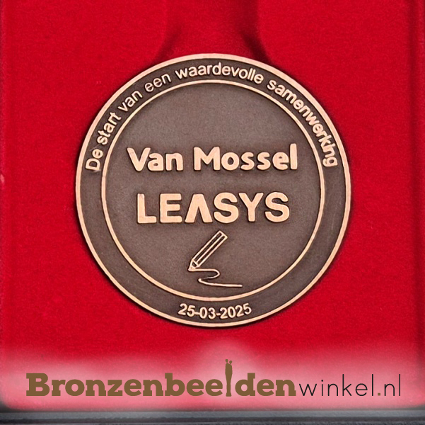 Bronzen penning voor start samenwerking