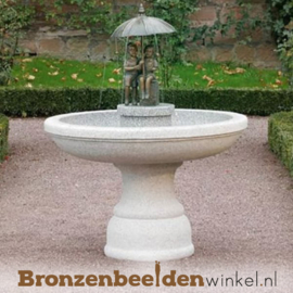 Waterspeler "Jongetje en meisje onder paraplu" BBWR88485