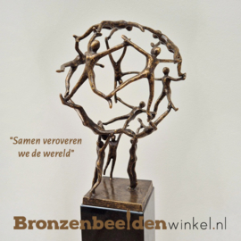 Jubileum relatie cadeau "Samen veroveren we de wereld" op hoge sokkel