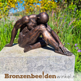 Beeld man voor in de tuin in brons gegoten BBW3554