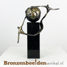 Beeldje "Samen kunnen we de Wereld aan" BBW007br27