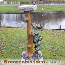 Beeld kinderen klimmend naar vogeldrinkbak BBWR88856