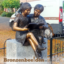 Lezende jongen en meisje als tuinbeeld BBW7491