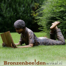 Lezende jongen als tuinbeeld BBW931