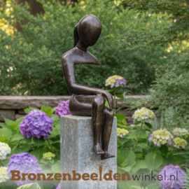 Tuinbeeld zittende vrouw BBW94547