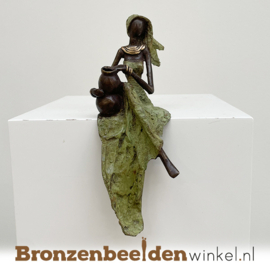 Zittend Afrikaanse vrouwenbeeld "Ngozi" 24cm BBWZT15GR