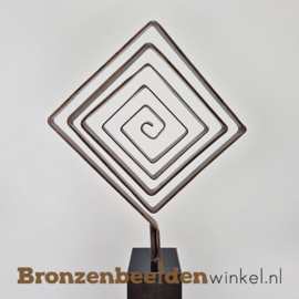 Zakelijk geschenk "Vierkante Spiraal" op sokkel BBW58621br