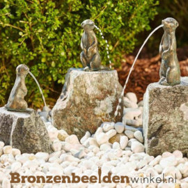 Tuinbeeld met water ''Drie stokstaartjes - aardmannetjes waterspuiters''