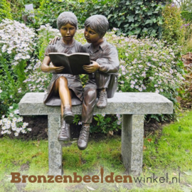 Tuinbeeld lezende kinderen op natuursteen bankje BBW7491