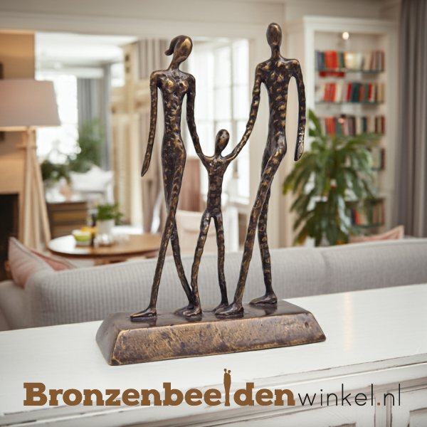Beeld beeld gezin 3 personen "Hand in hand" BBW22005