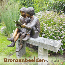 Tuinbeeld lezende kinderen op natuursteen bankje BBW7491