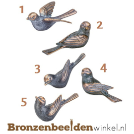 Tuinbeeld vogeltjes op drie leisteen zuilen BBW80008