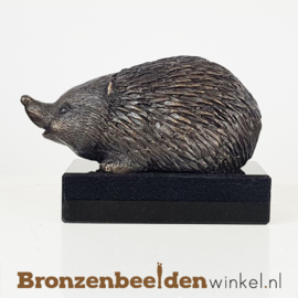 Egel beeldje op sokkel BBW1299br