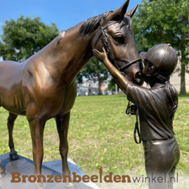 Bronzen beeldje paard met verzorgster BBW1018br