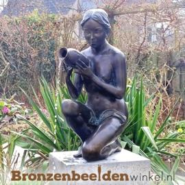 Waterornament van een vrouw met kruik BBWR90104