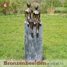 NR 6 | Bronzen beeld Nijmegen "Aan elkaars Zijde" op hoge sokkel BBW001br21XL