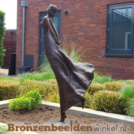 Groot beeld "De zwierige vrouw" BBW47336