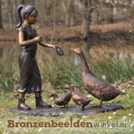 Tuinbeeld meisje die ganzen voert BBW1494