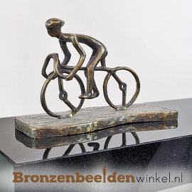 Bronzen wielrenners op plateau BBW18br69