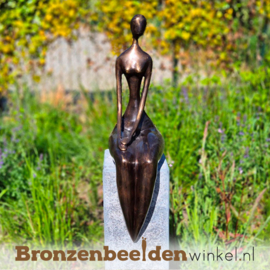 Tuinbeeld zittende vrouw BBW94543