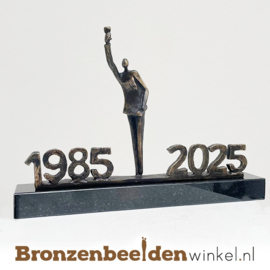 TOP 40 jaar bestaan bedrijf cadeau "Glas heffen met jaartallen" BBW003br86JT40 1985-2025