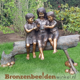 Groot beeld "3 meisjes op boomstam" BBW959