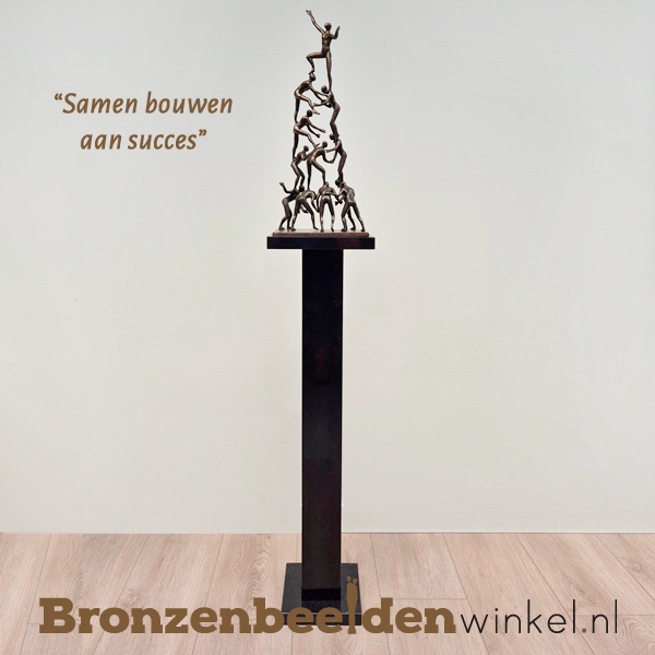 NR 22 | Jubileum cadeau bedrijf "Samen bouwen aan succes" op sokkel