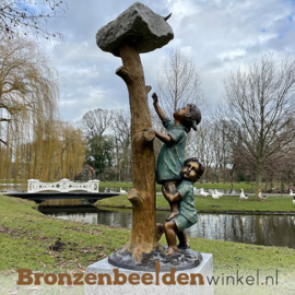 Beeld kinderen klimmend naar vogeldrinkbak BBWR88856