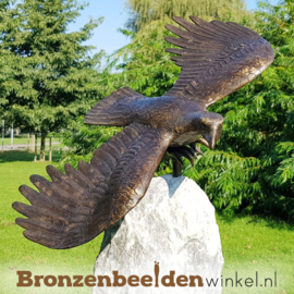 Tuinbeeld vliegende adelaar op sokkel BBW1253br