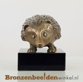 Egel beeldje op sokkel BBW37282