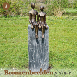 NR 2 | Bronzen beeld Den Haag "Aan elkaars Zijde" op hoge sokkel BBW001br21XL