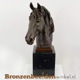 Beeld paardenhoofd op sokkel BBWTM47