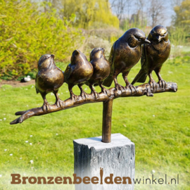 Tuinbeeld vogel paartje met 3 jonkies op sokkel BBWVM3KOS