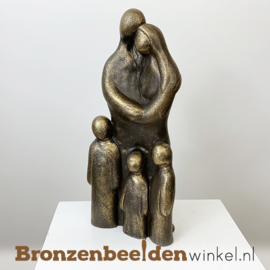 Beeldje "Vader en moeder met 3 kleine kinderen" BBW071br73