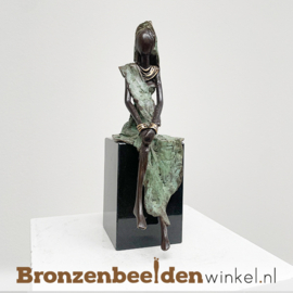 Zittend Afrikaanse vrouwenbeeld "Esi" 24cm BBWZT02GR
