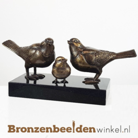 NR 6 | Kleine bronzen vogeltjes ''Vogels met jong op sokkel'' BBW80004