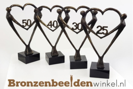 NR 8 | Bronzen beeld Tilburg "Het Hart" met aantal huwelijksjaren